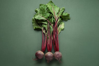 Yeşil arka planda taze pancar kökleri