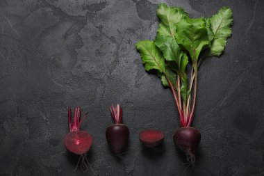 Siyah arka planda yeşil yapraklı taze pancarlar