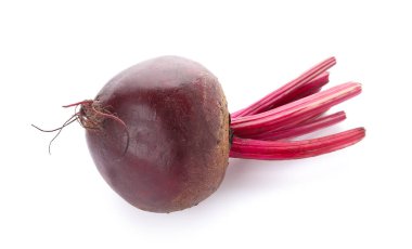 beyaz zemin üzerine taze pancar