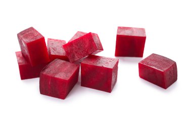 Beyaz arka plan üzerinde taze pancar parçaları