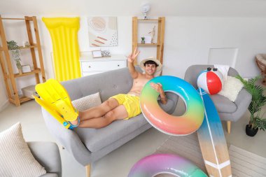 Yüzme yüzüklü genç adam yaz tatiline evde hazır.