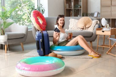 Pasaportu ve birası olan genç bayan yaz tatiline evde hazır.