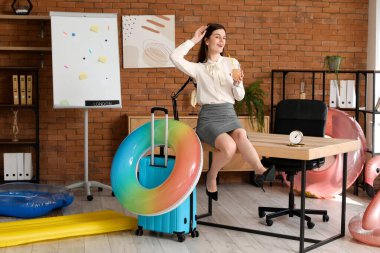 Kokteylli genç iş kadını yaz tatiline ofisinde hazır.