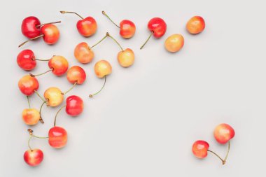 Gri arka planda bir sürü tatlı sarı kiraz