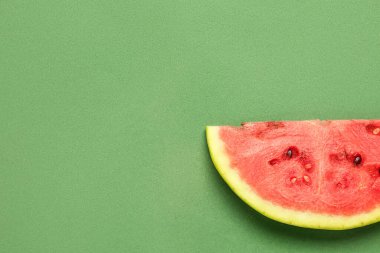 Yeşil arka planda bir parça taze karpuz