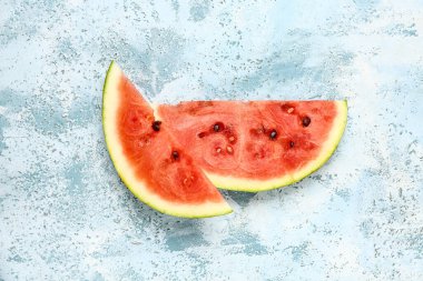Mavi arka planda taze karpuz parçaları