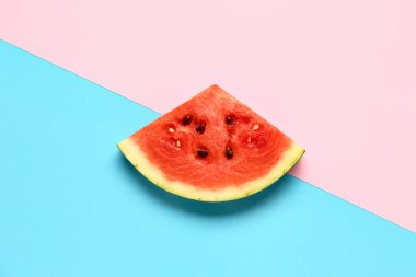 Renkli arkaplanda bir parça taze karpuz
