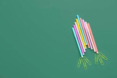 İşaretleyicilerden ve yeşil arkaplanda ataçlardan yapılmış roket