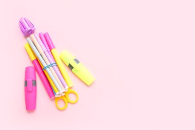 Pembe arka planda roket şeklinde kırtasiye malzemesi