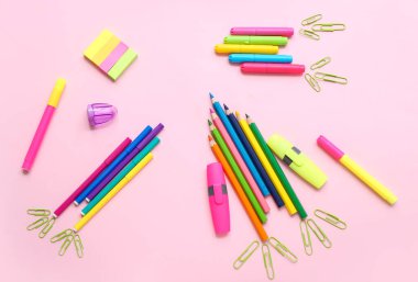 Pembe arka planda roket şeklinde kırtasiye malzemesi