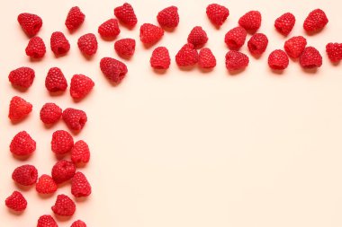 Pembe arka planda bir sürü taze ahududu