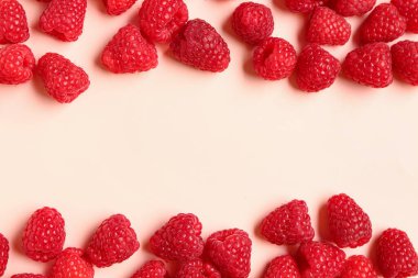 Pembe arka planda bir sürü taze ahududu