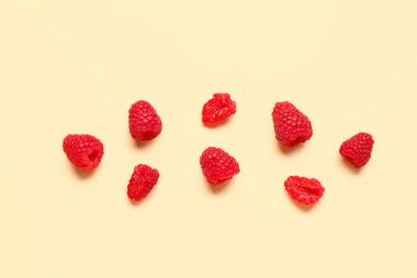 Sarı arka planda taze ahududu.