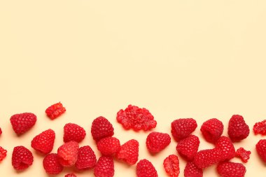 Sarı arka planda bir sürü taze ahududu