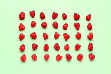 Yeşil arka planda bir sürü taze ahududu