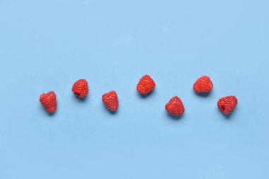 Mavi arka planda bir sürü taze ahududu