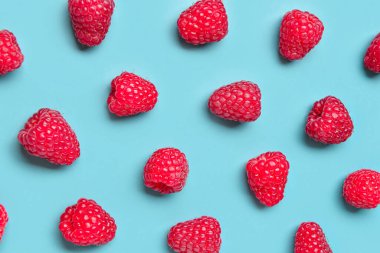 Mavi arka planda bir sürü taze ahududu