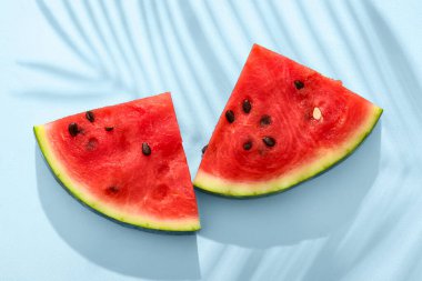 Mavi arka planda taze karpuz parçaları