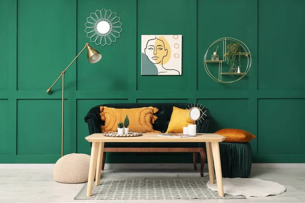 Interiör Modernt Vardagsrum Med Grön Soffa Och Liten Spegel Soffbord — Stockfoto