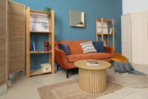 Interieur Eines Modernen Wohnzimmers Mit Orangefarbenem Sofa Couchtisch Regalen Und — Stockfoto