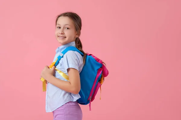 Dziewczynka Plecakiem Różowym Tle — Zdjęcie stockowe