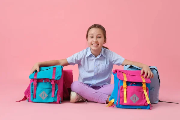 Κοριτσάκι Σακίδια Κάθεται Ροζ Φόντο — Φωτογραφία Αρχείου
