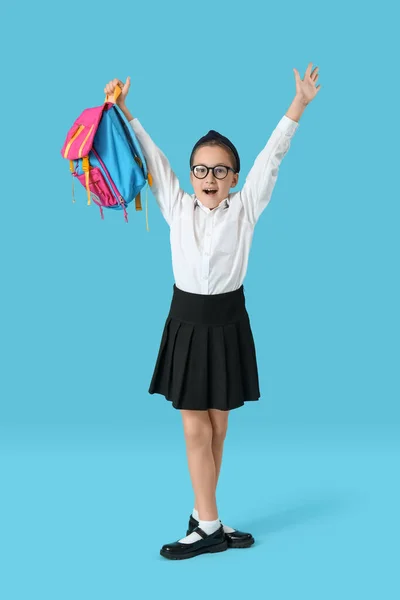 Klein Schoolmeisje Met Rugzak Blauwe Achtergrond — Stockfoto