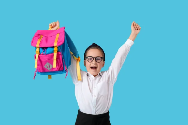 Kleine Schülerin Mit Rucksack Auf Blauem Hintergrund — Stockfoto