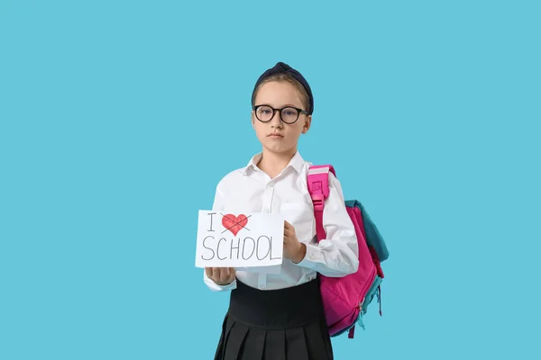 Küçük Liseli Kız Elinde Mavi Arka Planda Sevmediğim Bir Kağıdı — Stok fotoğraf