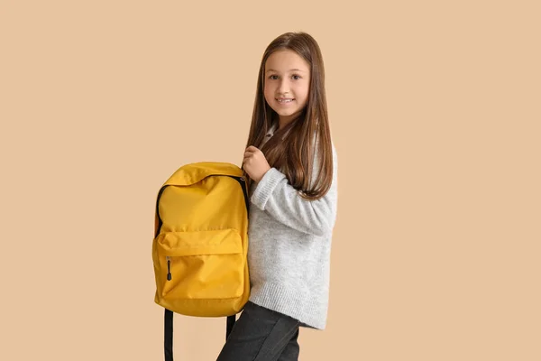 Mała Uczennica Plecakiem Beżowym Tle — Zdjęcie stockowe