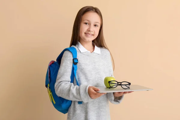 Malá Školačka Laptopem Jablkem Brýlemi Béžovém Pozadí — Stock fotografie