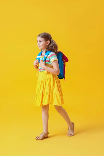 Schattig Klein Meisje Met Rugzak Gele Achtergrond — Stockfoto