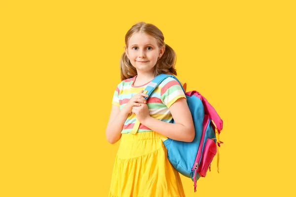 Nettes Kleines Mädchen Mit Rucksack Auf Gelbem Hintergrund — Stockfoto