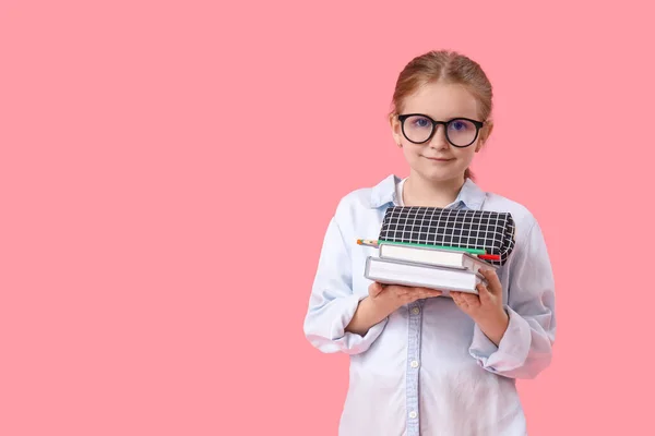 Klein Schoolmeisje Met Potlood Geval Boeken Roze Achtergrond — Stockfoto