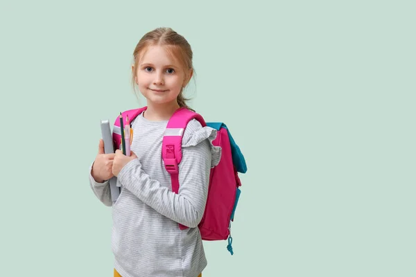 Χαριτωμένο Κοριτσάκι Σχολικά Χαρτικά Και Σακίδιο Πλάτης Πράσινο Φόντο — Φωτογραφία Αρχείου
