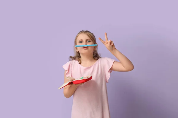 Petite Fille Avec Stylo Crayon Montrant Geste Victoire Sur Fond — Photo