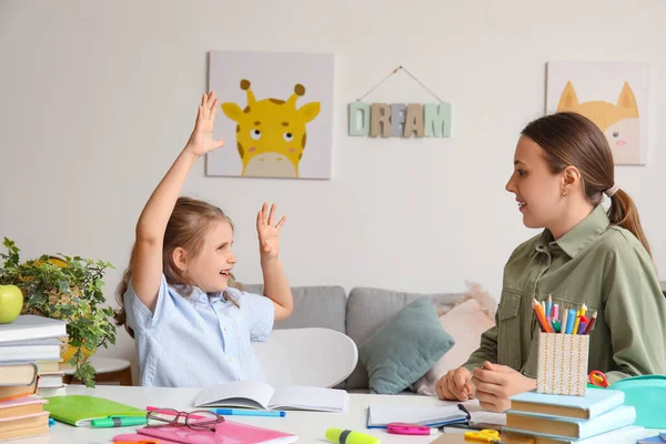 Nettes Kleines Mädchen Beim Unterricht Mit Ihrer Mutter Hause — Stockfoto