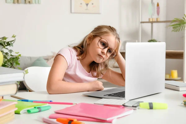 Cute Little Girl Laptopem Robi Lekcje Domu — Zdjęcie stockowe