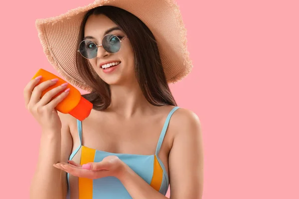 Junge Frau Trägt Sonnencreme Auf Rosa Hintergrund Auf — Stockfoto