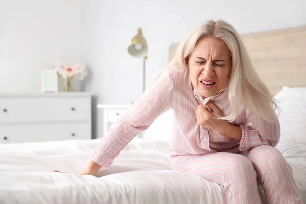 Mature Woman Having Heart Attack Bedroom — Stock Photo, Image