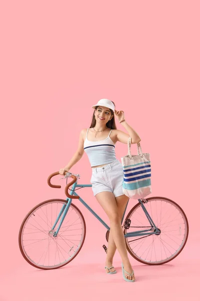 Jovem Com Saco Bicicleta Fundo Rosa — Fotografia de Stock