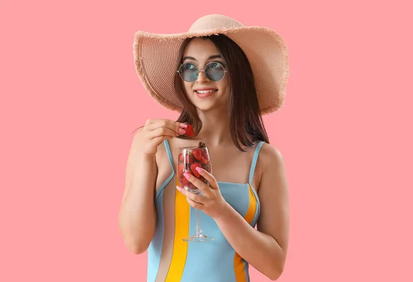 Junge Frau Badeanzug Mit Erdbeerglas Auf Rosa Hintergrund — Stockfoto