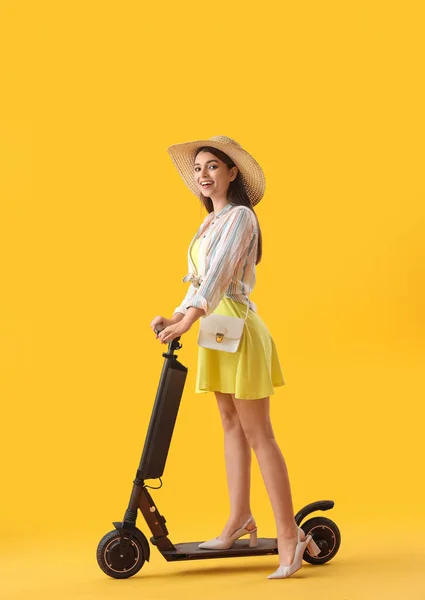 Νεαρή Γυναίκα Ηλεκτρικό Ποδήλατο Κίτρινο Φόντο — Φωτογραφία Αρχείου