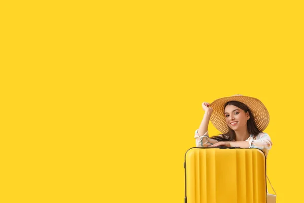 Junge Frau Mit Koffer Auf Gelbem Hintergrund — Stockfoto