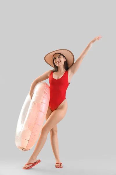 Junge Frau Badeanzug Mit Aufblasbarem Ring Auf Hellem Hintergrund — Stockfoto