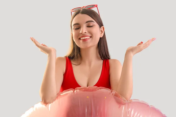 Junge Frau Badeanzug Mit Aufblasbarem Ring Auf Hellem Hintergrund — Stockfoto