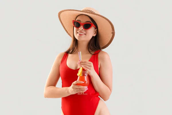 Mladá Žena Slunečních Brýlích Letním Koktejlem Světlém Pozadí — Stock fotografie