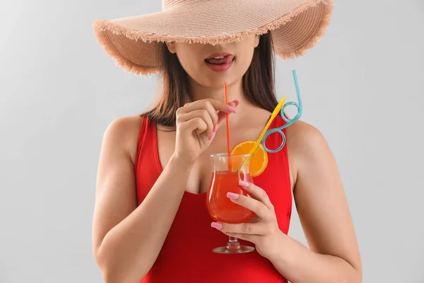 Hafif Arka Planda Kokteyl Olan Yaz Şapkalı Genç Kadın — Stok fotoğraf
