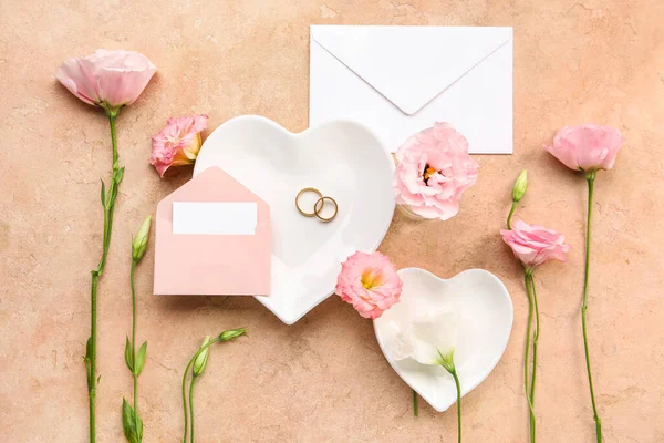 Composição Com Envelopes Cartão Branco Anéis Casamento Flores Eustoma Fundo — Fotografia de Stock