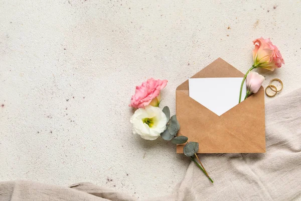 Composition Envelope Blank Card Wedding Rings Eustoma Flowers Light Background — Stock Photo, Image